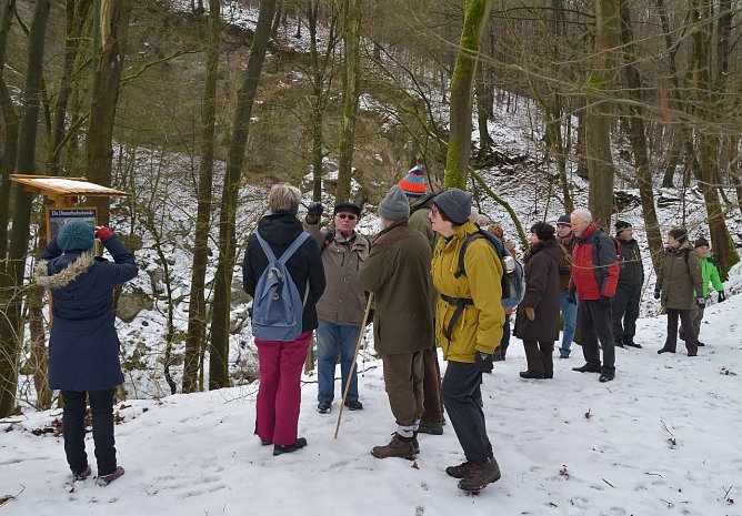Der Geologe Martin Spilker erkl&auml;rt der Wandergruppe auf dem Weg zum Mittelpunkt des Biosph&auml;renreservats die Dinsterbachschwinde. (Foto: hno)