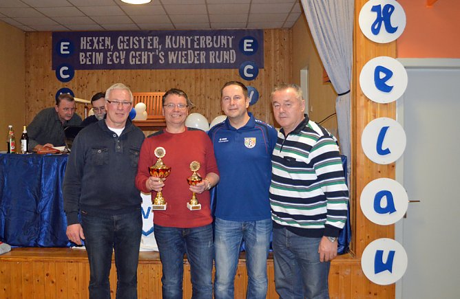 Fußballer beim Skat (Foto: Privat) Fußballer beim Skat (Foto: Privat)