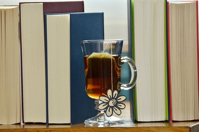 Bücher und Teeglas (Foto: Helios Eisleben, Lakomy) Bücher und Teeglas (Foto: Helios Eisleben, Lakomy)