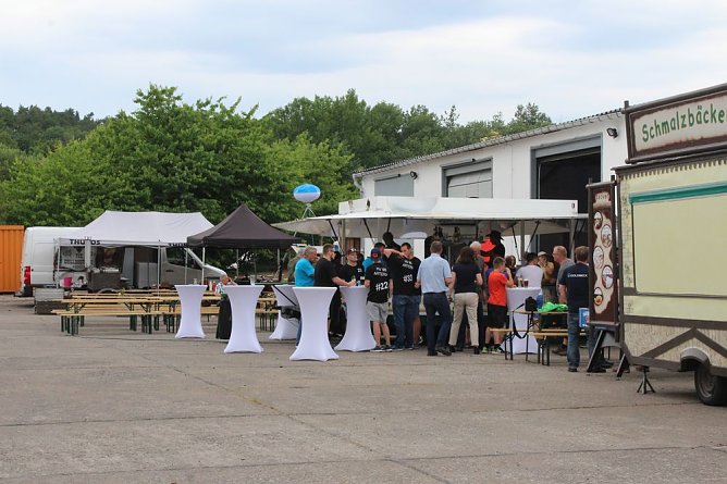 Sponsoren beim Schie&szlig;en auf dem Dickkopf (Foto: Karl-Heinz Herrmann)