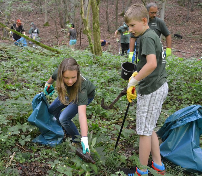 Junior-Ranger sammeln M&uuml;ll ein (Foto: Heinz Noack)