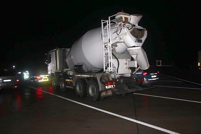 Polizei stoppt geklauten Betonmischer auf A 71 (Foto: Autobahnpolizei)
