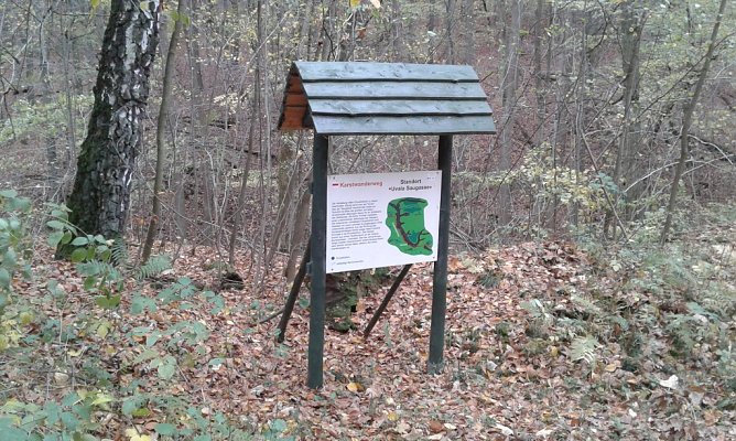 Infotafel am Karstwanderweg (Foto: B. Schwarzberg)