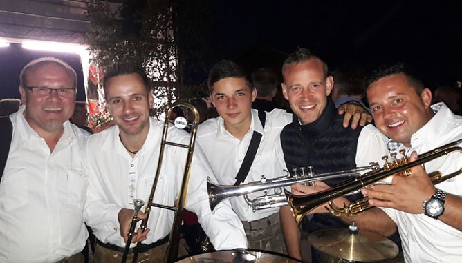 Blechbuben (Foto: agentur) Blechbuben (Foto: agentur)