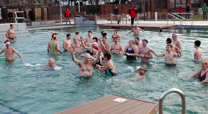 Ab in die kalten FLuten (Foto: M&ouml;bius)