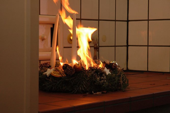 Brennende Weihnachtsdeko (Foto: T&Uuml;V)