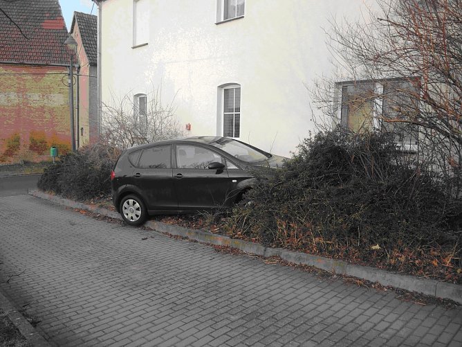 Fahrt endet an einer Hauswand (Foto: Polizei MSH) Fahrt endet an einer Hauswand (Foto: Polizei MSH)