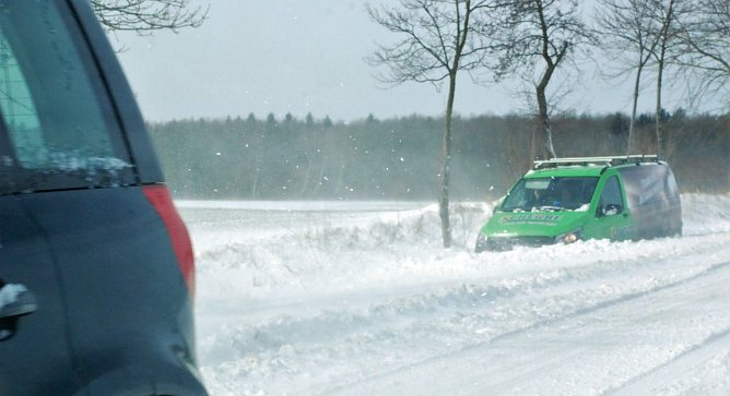 Im Stra&szlig;engraben der Klausstra&szlig;e (B 242) gelandet (Foto: Jochen Miche)