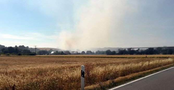 Zeitweise fra&szlig;en sich die Flammen in Richtung B&ouml;senrode (Foto: S. Tetzel)