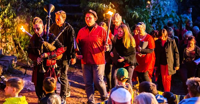 Der "Choir of Barbarossa" 1.0. bei seinem Auftritt  "Burg in Flammen" (Foto: Ch. Keil)