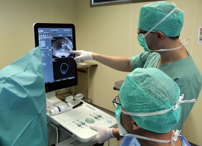 Urologen bei Anwendung der Fusionsbiopsie (Foto: Sebastian Krziwanie) Urologen bei Anwendung der Fusionsbiopsie (Foto: Sebastian Krziwanie)