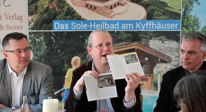 Kunstf&uuml;hrer zum Kyffh&auml;user-Denkmal vorgestellt (Foto: Karl-Heinz Herrmann)