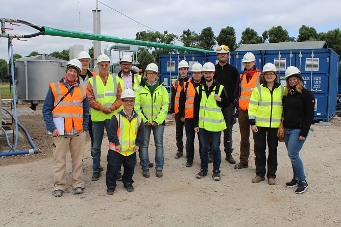 Auf dem zu sanierenden Areal Eurogate in Hamburg zusammen mit der Hamburger Beh&ouml;rde f&uuml;r Umwelt und Energie und der reconsite GmbH  (Foto: privat)