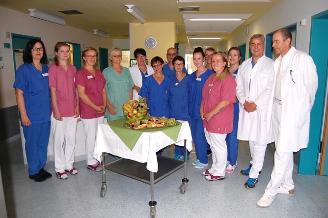 Dr. med. Frank Sch&ouml;ning gratuliert dem Team der Intensivmedizin  (Foto: Helios Klinik Hettstedt, Dagmar Mansfeldt)