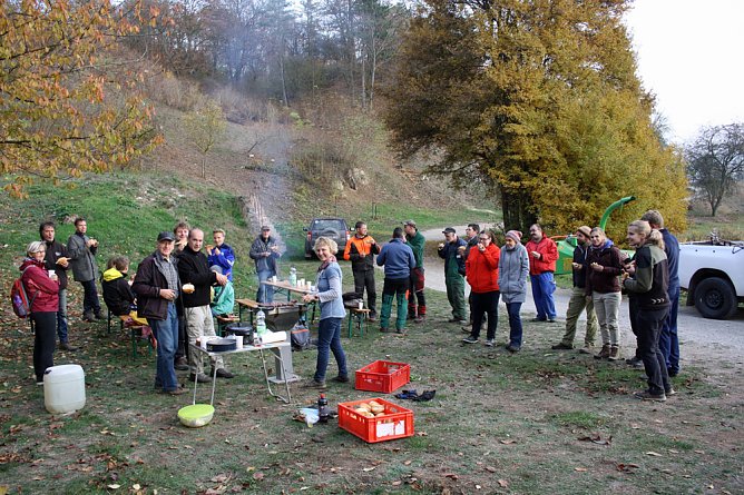 Arbeitseinsatz N&auml;he der Barbarossah&ouml;hle (Foto: Natura2000)