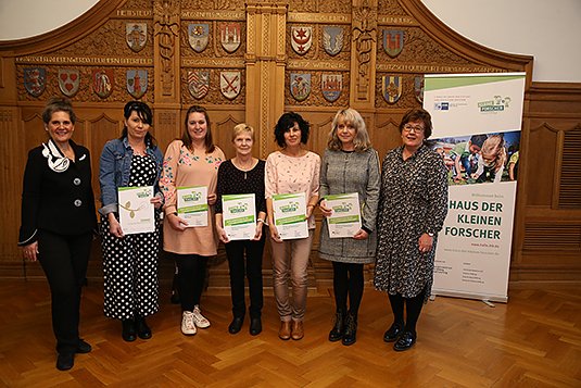 Auszeichnung &uuml;berreicht  (Foto: IHK)