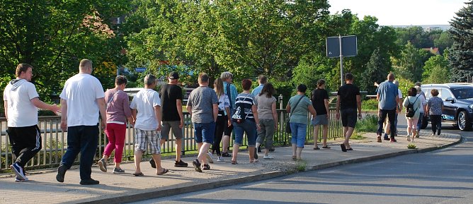 Schlendern in beunruhigenden Zeiten. Auch der j&uuml;ngste Montagsspaziergang in Hettstedt f&uuml;hrte &uuml;ber den Doktorsteg. (Foto: J. Miche)