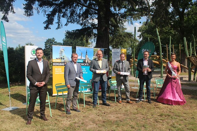 Rosenk&ouml;nigin und die Sponsoren  (Foto: Europa-Rosarium Sangerhausen )