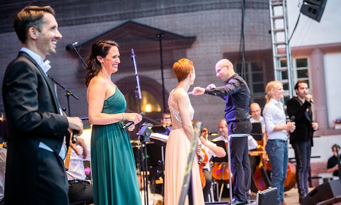 (v. l. n. r.): Sven Mattke, Femke Soetenga, Anna Preckeler, Henning Ehlert, Tobias Bieri und Nicky Wuchinger bei der Musicalgala Broadway Forever (Foto: Marco Kneise)