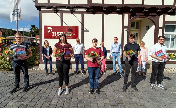 Start ins Berufsleben bei den Harzer Schmalspurbahnen (v.l.n.r.): Hendrik Werner Gra&szlig;may, Sabine K&ouml;hler (Technische Leiterin HSB), Vanessa Kr&uuml;ger, Norman Wolf (Ausbilder HSB), Till Sammarra, Maria Treziak (Ausbilderin HSB), Christian Klamt (Kaufm&auml;nnischer Leiter HSB), Philipp Hoffmann, Anne Walther (Personalleiterin HSB) und Niklas R&uuml;hl (Foto: HSB/Dirk Bahnsen)