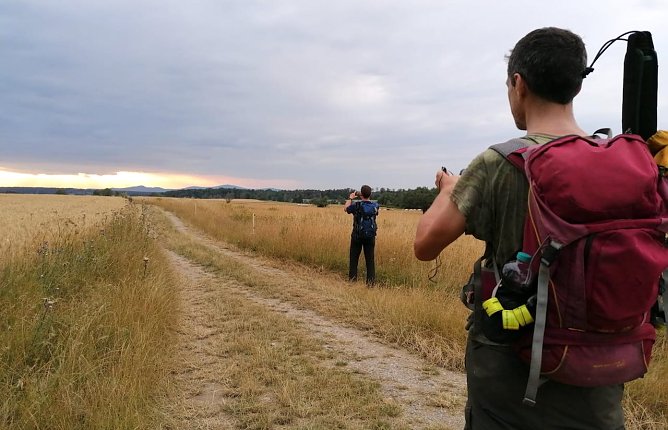 Dort waren wir vor 10 Stunden: Blick zur&uuml;ck nach ca. 82 km auf den Brocken in der N&auml;he von Stiege am Abend des 1. August.  (Foto: Nicole Korleck)