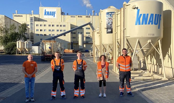Von links: Martin Engelke Stellvertretender Produktionsleiter Knauf Integral KG + Ausbilder f&uuml;r Verfahrensmechanik, Karl Fl&uuml;gel, Jannik Siewert, Peggy K&ouml;hler Laborantin und Ausbilderin f&uuml;r Chemielaboranten sowie  Christian Pappenberg, Stellvertretende Laborleitung und Ausbilder f&uuml;r Chemielaboranten (Foto: KNAUF)