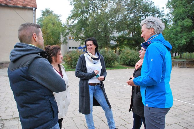Drinnen Unterricht, drau&szlig;en ein Gespr&auml;ch ambitionierter Mitglieder der B&uuml;rgerinitiative zum Erhalt der Grundschule Siersleben (Foto: J. Miche)