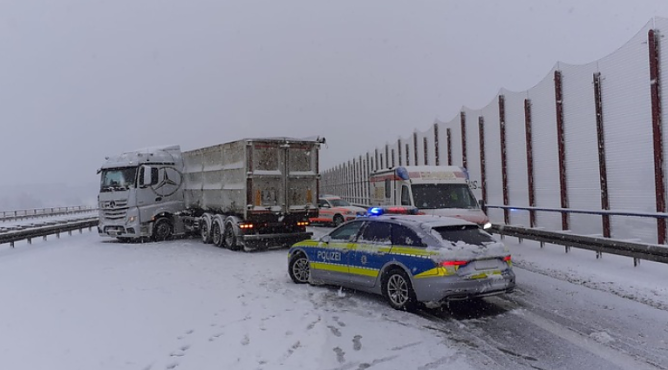 Sattelzug auf der A 4 in Richtung Dresden kurz vor der Anschlussstelle Gera-Langenberg (Foto: Landespolizeiinspektion Nordhausen)