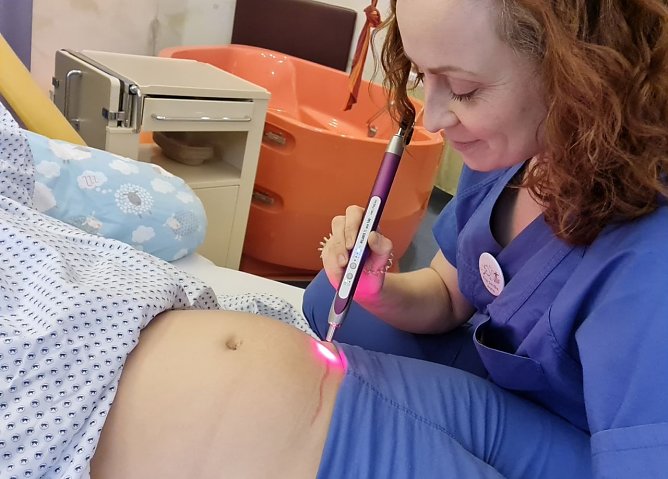 Seit gut einem halben Jahr verwendet Fach&auml;rztin Sabrina Schli&szlig;ke den Softlaser als zus&auml;tzliches Therapieangebot. (Foto: Helios Klinik Sangerhausen)