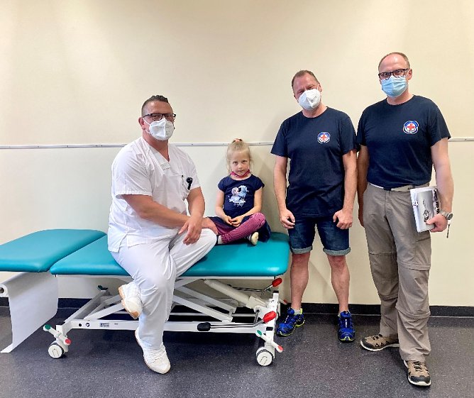 Bevor es ins k&uuml;hle Nass mit den Kindern geht, gibt es einiges zu beachten. J&ouml;rg und Frank Siegert von der Wasserwacht zeigen gemeinsam mit Oberarzt Sebastian Massel worauf es ankommt. V.L.: Sebastian Massel mit Tochter Vida, J&ouml;rg und Frank Siegert. (Foto: Helios Klinik )