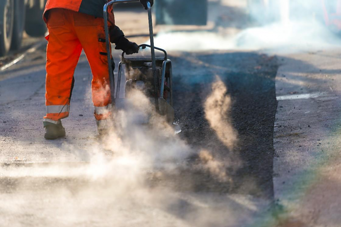 Ein harter Job: Stra&szlig;enbau im Hochsommer (Foto: Die Autobahn GmbH des Bundes)