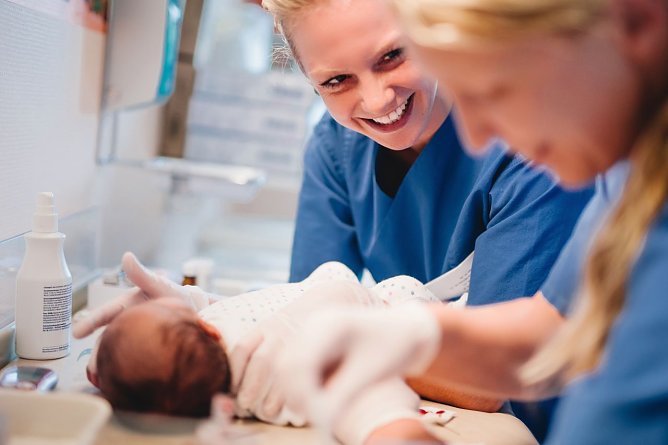 Neugeborenenpflege (Foto: Helios Klinik Sangerhausen ) Neugeborenenpflege (Foto: Helios Klinik Sangerhausen )
