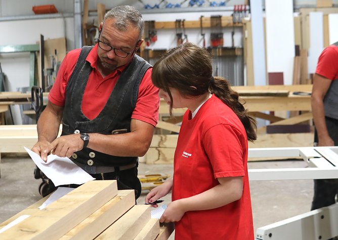 v.l. Marc Bohnert (Handwerksbetrieb Tischlerei und Massivholzbau Bohnert); Jobbloggerin Franzi  (Foto: Regionalmanagement Nordth&uuml;ringen)