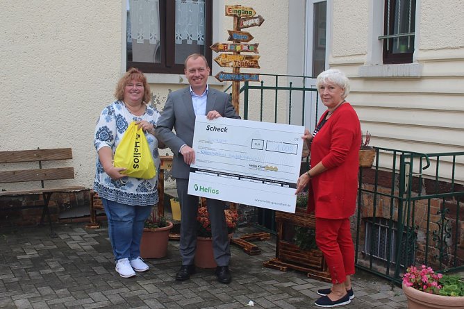 Spendenübergabe (Foto: Helios Kliniken Mansfeld-Südharz, Elisa Engert.) Spendenübergabe (Foto: Helios Kliniken Mansfeld-Südharz, Elisa Engert.)