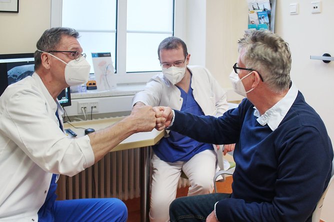 Hans E. dankt seinem &Auml;rzteteam von ganzem Herzen (v.r.n.l.: Oberarzt Peter Herzog, Assistenzarzt Martin Sluka und Hans E.)  (Foto: Helios Kliniken Mansfeld-S&uuml;dharz GmbH, Elisa Engert)