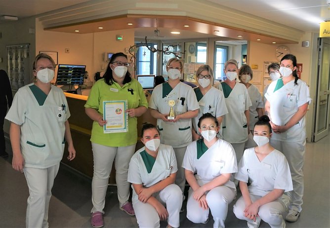 Die Pflegekr&auml;fte, Bereichsleitung Jeanette Gensow (zweite von links) und die Auszubildenden freuen sich &uuml;ber die Auszeichnung als beste Ausbildungsstation 2021 (Foto: Helios Kliniken Mansfeld-S&uuml;dharz, Antonia B&uuml;tof)