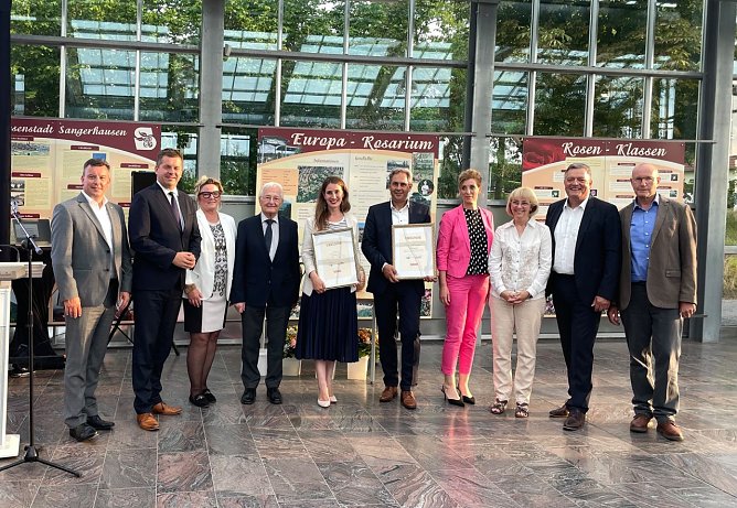 v. l.: Andr&eacute; Schr&ouml;der (Landrat Mansfeld-S&uuml;dharz), Sven Schulze (Minister f&uuml;r Wirtschaft, Tourismus, Landwirtschaft und Forsten), Kathrin Tarricone (Mitglied des Landtages, FDP), Dr. Horst Rehberger (Minister a. D.) ehrten die diesj&auml;hrigen Gewinner des Unternehmergeists Mansfeld-S&uuml;dharz Julie Landgraf (newcycle GmbH) sowie G&uuml;nther Blesch (BB Stanz- und Umformtechnik GmbH).  (Foto: Industrie- und Handelskammer Halle)