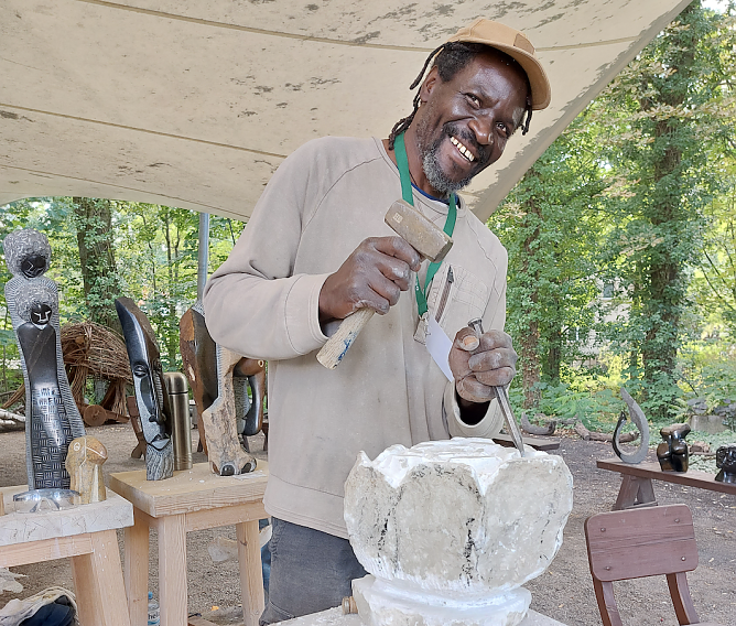 Tapiwa Chapo zu Beginn seiner Arbeit (Foto: Europa-Rosarium) Tapiwa Chapo zu Beginn seiner Arbeit (Foto: Europa-Rosarium)