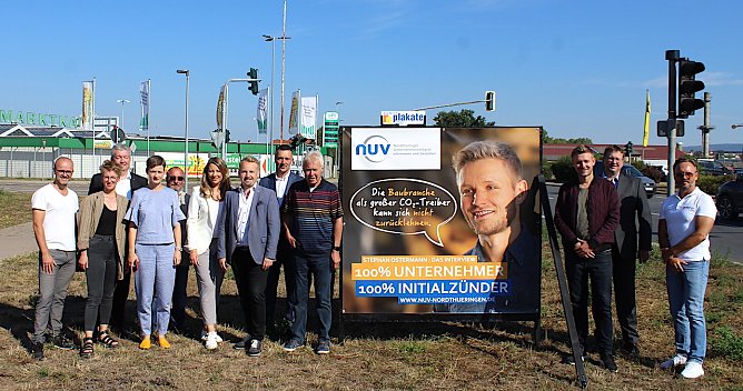 NUV-Vorstand, drei der Models und die ausf&uuml;hrende Agentur vor dem ersten Produkt der Kampagne (Foto: oas)