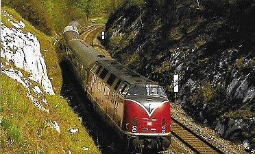 Mit dem Zug entlang des Karstwanderwegs (Foto: Claus Eggert) Mit dem Zug entlang des Karstwanderwegs (Foto: Claus Eggert)