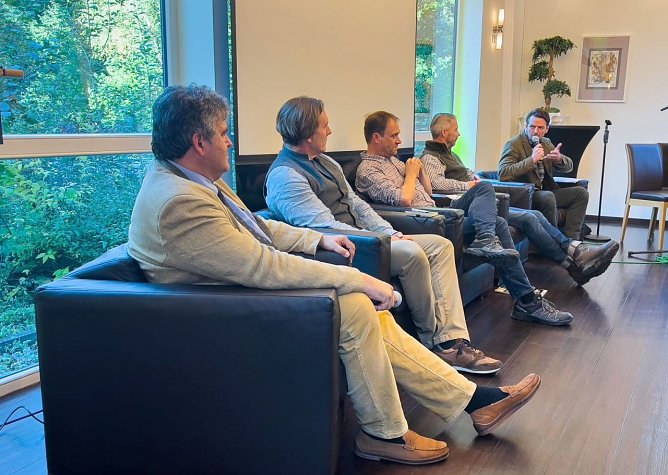 Prof. Dr. Dr. habil. Sven Herzog, Dr. Daniel Hoffmann, Lars Kothe, Leiter des Forstbetriebs der Firma Knauf, Michael H&uuml;bner, Hohnsteiner Forst GbR - F&uuml;rstlich Stolbergsche Verwaltung,  Dr. Lucas von Bothmer (Foto: Hegegemeinschaft S&uuml;dharz)