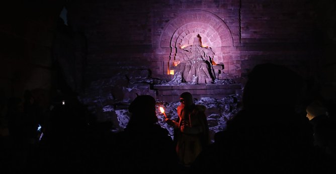 Taschenlampenführung auf dem Kyffhäuserdenkmal (Foto: agl) Taschenlampenführung auf dem Kyffhäuserdenkmal (Foto: agl)