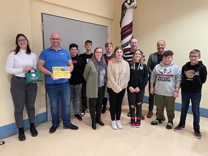 Scheck&uuml;bergabe an den DRK Kreisverband Sangerhausen e. V. und die Schulsanit&auml;tsdienstgruppe der Thomas-M&uuml;ntzer-Sekundarschule Allstedt (Foto: Helios Kliniken Mansfeld-S&uuml;dharz )