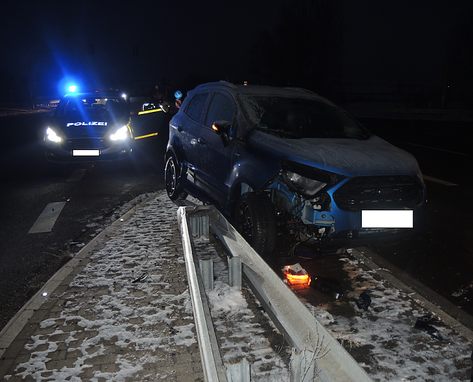 In Mittelleitplanke gefahren (Foto: Polizei Mansfeld-Südharz ) In Mittelleitplanke gefahren (Foto: Polizei Mansfeld-Südharz )