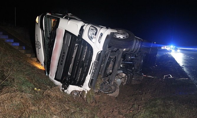 LKW kippte heute Morgen in den Graben (Foto: S.Dietzel) LKW kippte heute Morgen in den Graben (Foto: S.Dietzel)