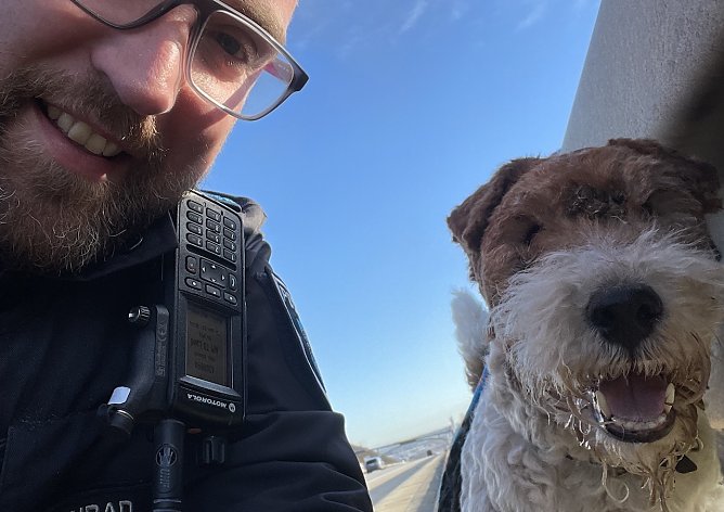 Ein Hund retteten die Beamten heute früh auf der A 4 (Foto: Autobahnpolizei) Ein Hund retteten die Beamten heute früh auf der A 4 (Foto: Autobahnpolizei)