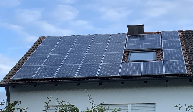 Diese Photovoltaikanlage hat sich nach acht Jahren amortisiert, viele Kilowattstunden eingespeist und viel CO2 gespart. (Foto: Susann Mai)