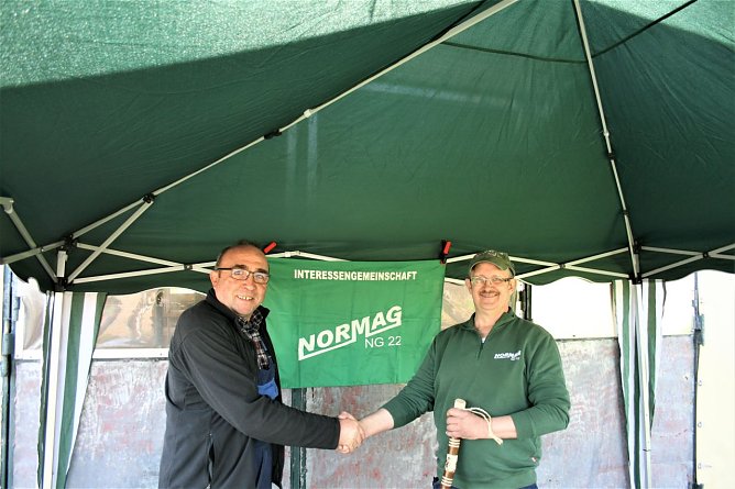 Es handelt sich um ein echtes Unikat. Na da kann Himmelfahrt ja kommen, scherzte Lutz bei der &Uuml;bergabe.  (Foto: Ulrich Reinboth)