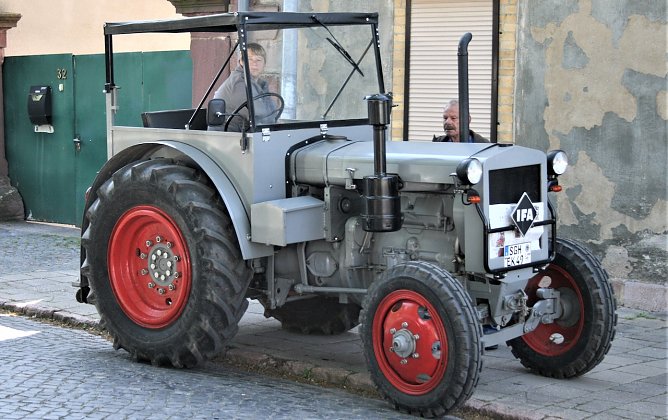Treckerparade in Uftrungen (Foto: U. Reinboth) Treckerparade in Uftrungen (Foto: U. Reinboth)