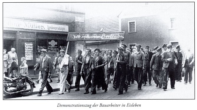 Demonstrationszug der Bauarbeiter in Eisleben (Foto: Lutherstadt Eisleben) Demonstrationszug der Bauarbeiter in Eisleben (Foto: Lutherstadt Eisleben)